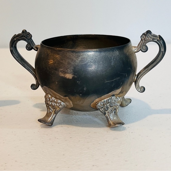 Vintage International Silver Co. Silverplated Sugar Bowl and Creamer Set 1991 - Picture 4 of 13